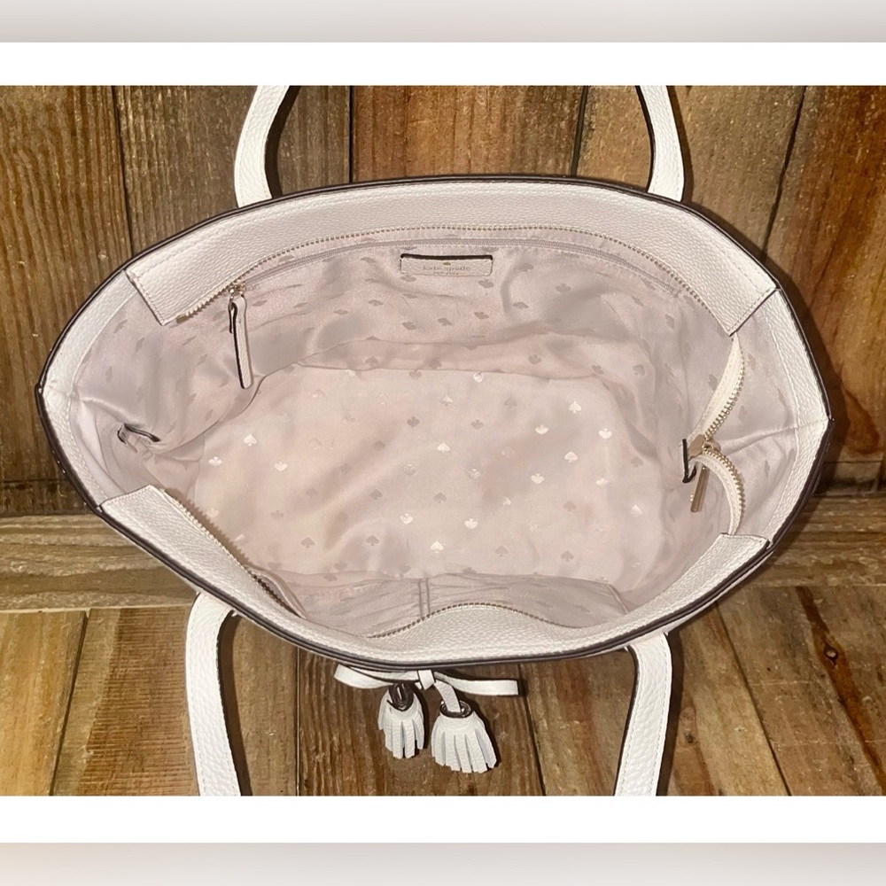 Kate Spade. Set of 2: White Leather Hayes Tote and Pink Nylon Elise Tote. - Picture 6 of 16